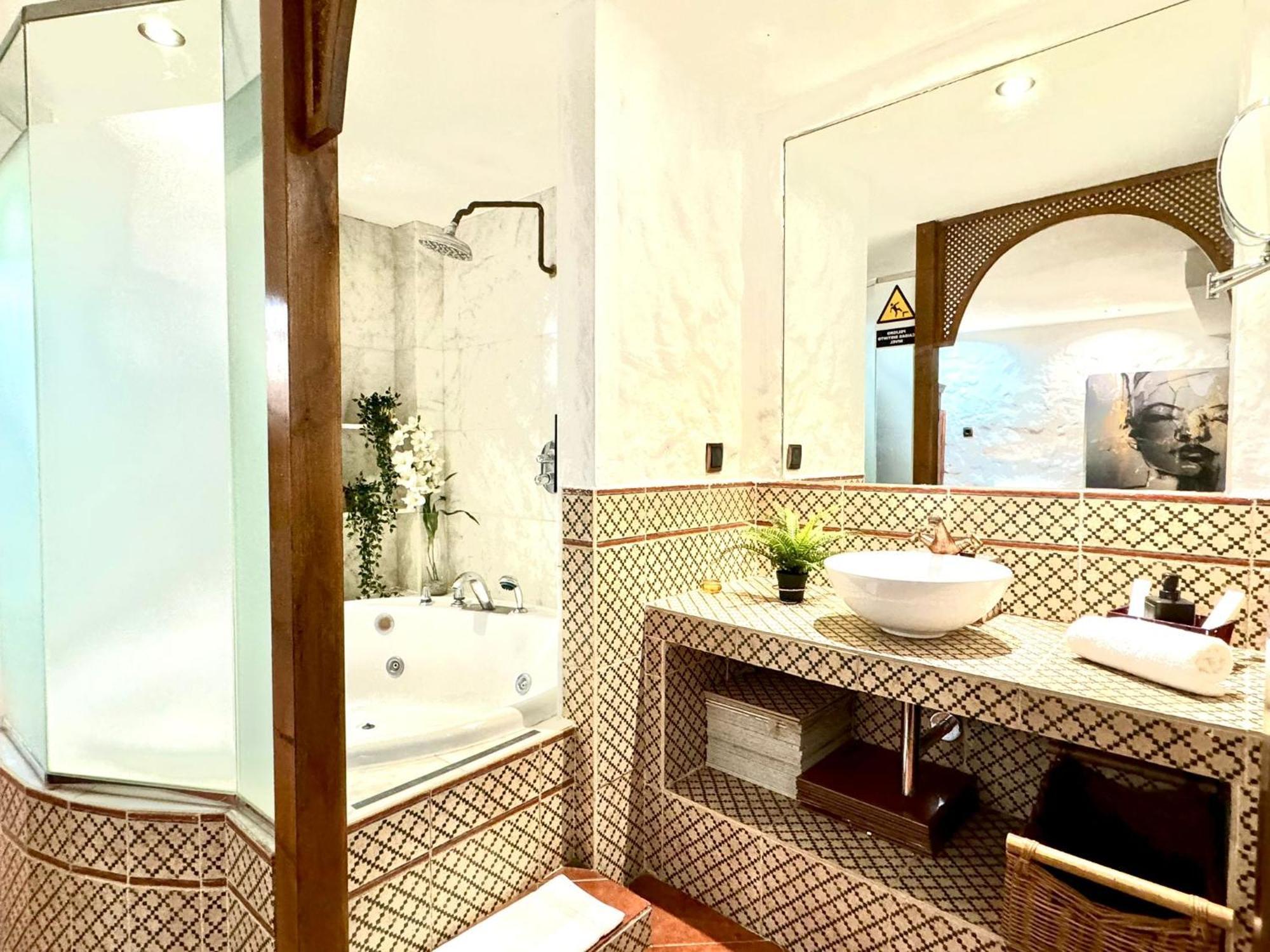 Seasonal Living With Jacuzzi — Photos 2