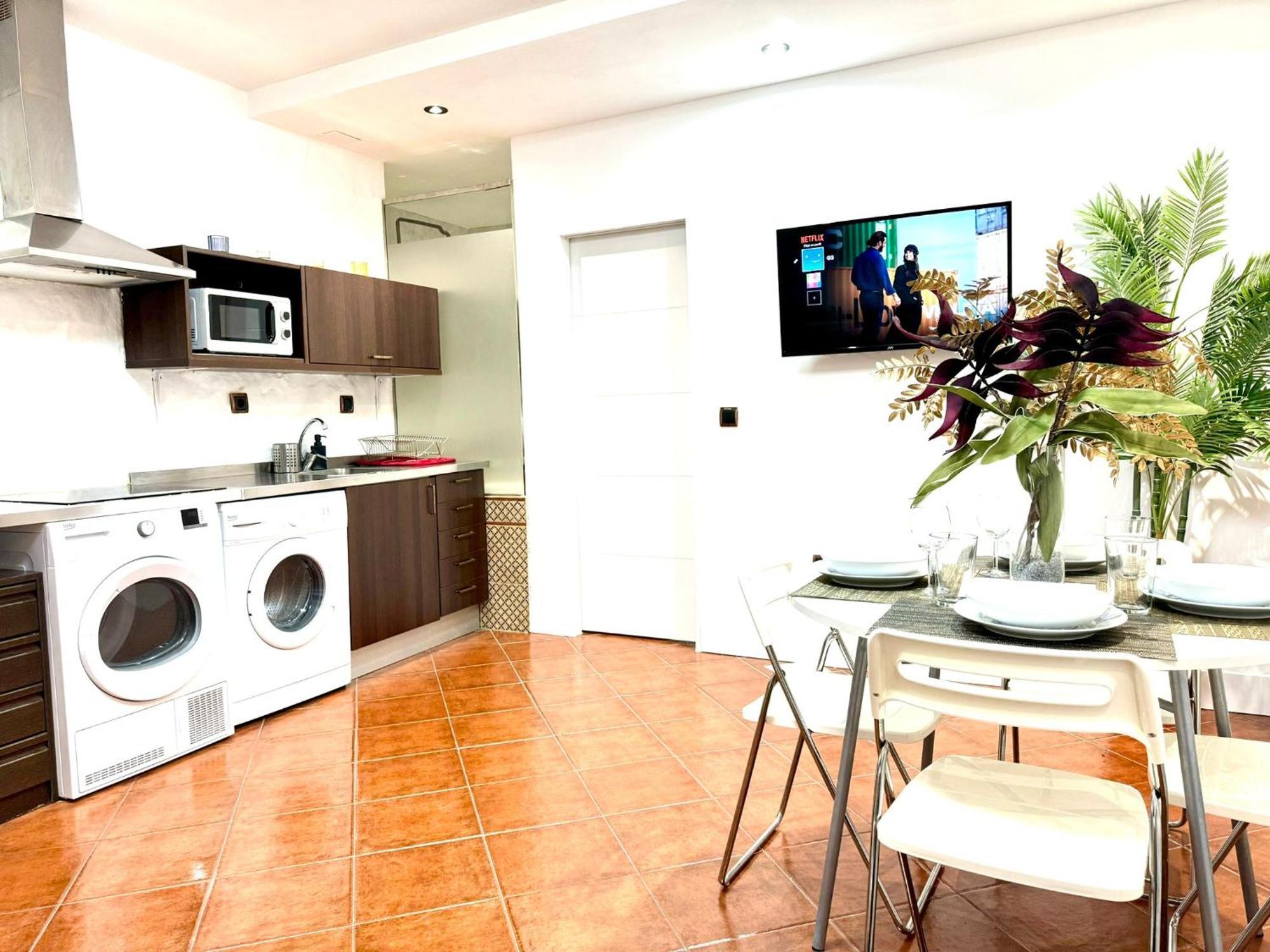 Seasonal Living With Jacuzzi — Photos 3